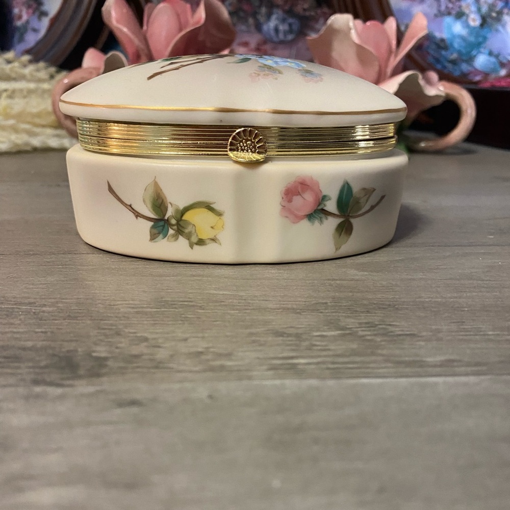 Vintage Victorian Garden, Victorian Rose porcelain trinket box - Picture 4 of 7